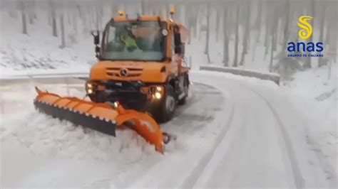 La Neve Continua A Cadere Sui Monti Vibonesi Mezzi In Azione Sulla