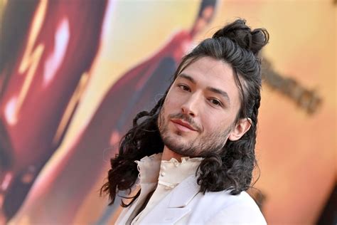 Parece Sedado Ezra Miller Reaparece Con Nuevo Look En Alfombra Roja