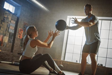 Los Ejercicios M S Intensos Con Bal N Medicinal Para Ponerte En Forma