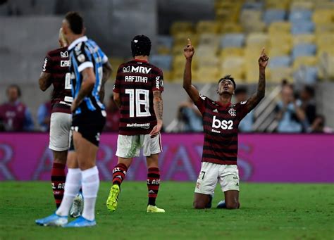 Jornalheiros Flamengo goleia Grêmio no Maracanã e volta à decisão da