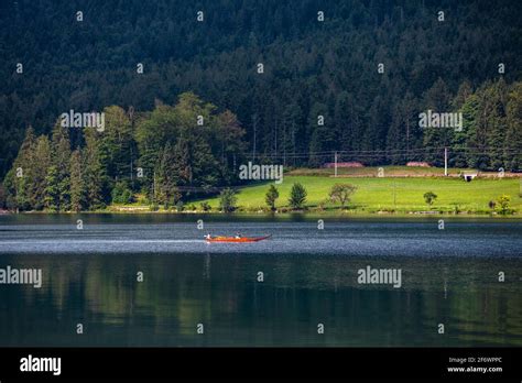 Touristen auf einer Bootsfahrt rund um den Hallstätter See oder den