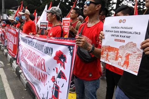 Foto Aksi Demo Peringatan Hari Buruh Internasional Di Kota Bandung