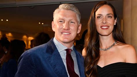 Bastian Schweinsteiger Und Ana Ivanovi Teilen P Rchenfoto Samt