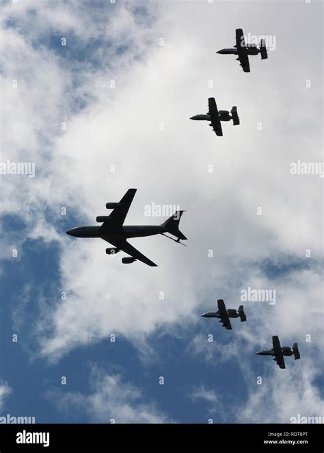 Boeing KC-135 Stratotanker refueling jet with A-10 Warthogs in ...