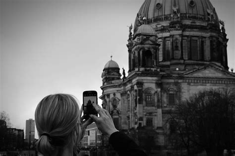 Vista Traseira De Uma Mulher Fotografando A Catedral De Berlim Em Um