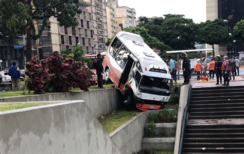 Caos en Altamira tras la colisión de dos autobuses en la plaza Francia