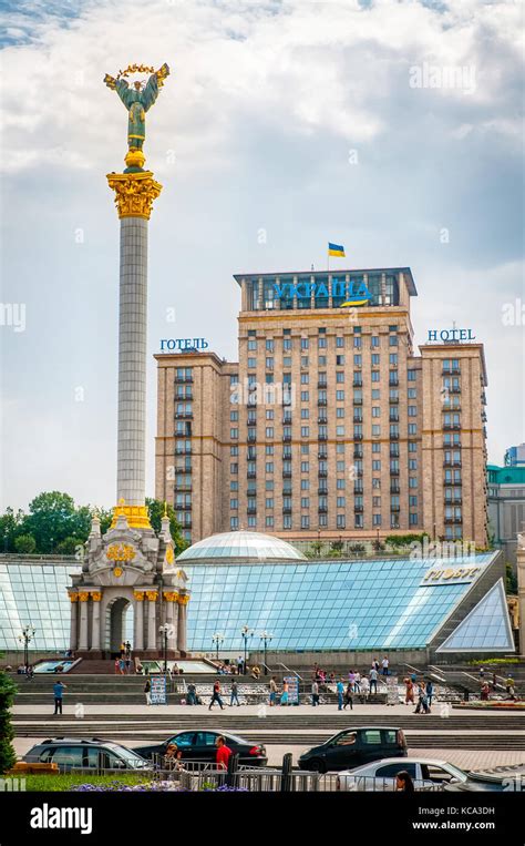 Kiev UCRANIA Junio 29 2010 Vista De La Ukraina Hotel Y La Columna