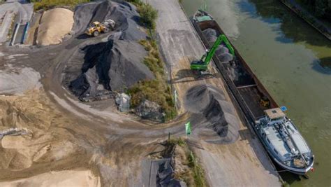 Le Transport Fluvial De Mat Riaux En Croissance Construction Cayola