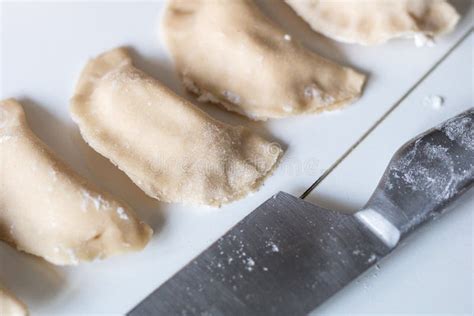 Bolinhas De Massa Saborosos Enchimento Da Batata Fazendo Bolinhas