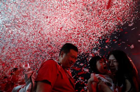 Un Niño Reacciona Mientras El Confeti Es Disparado Al Aire Durante Las