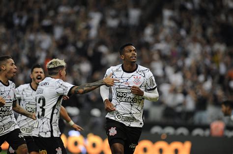 Atuações do Corinthians contra o Santos Quem se destacou quem foi mal