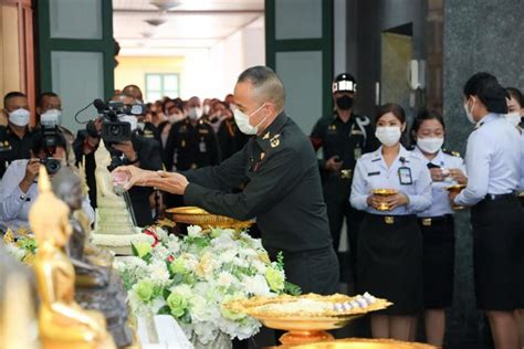 ปลัดกระทรวงกลาโหมนำกำลังพลร่วมสืบสานประเพณีไทยสรงน้ำหลวงพ่อพระพุทธโสธร เสริมสิริมงคลวันปีใหม่ไทย