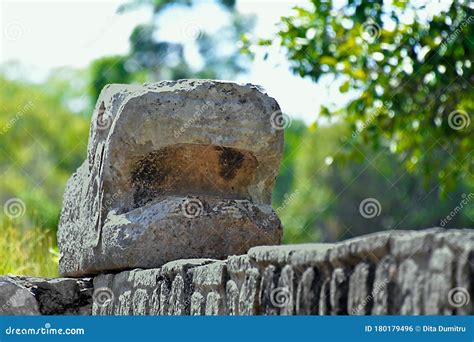 Chichen Itza - Kukulkan`s Pyramid - Snake`s Head Stock Photo - Image of ...