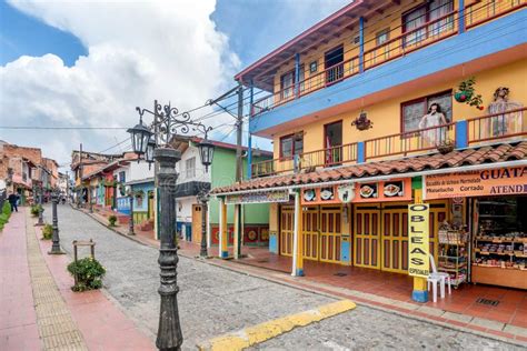 Casas Coloniales Coloridas En Guatape Colombia Imagen De Archivo