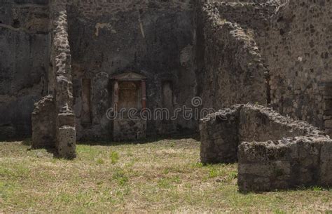 N Poles Italia Junio Las Ruinas De Una Casa En La Antigua