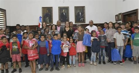 Gobernadora Rosa Santos Entrega útiles Escolares A Niños De Santiago