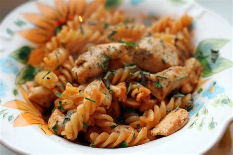 Makaron Fusilli z kurczakiem i majerankiem Kuchnia Łukasza