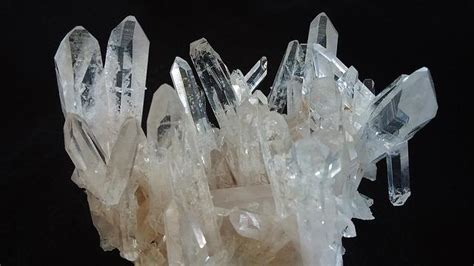 How To Identify Quartz Crystals Like A Graduate Gemologist