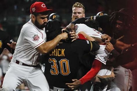 【mlb】衝撃の左フックから6人退場の大乱闘に米騒然 約5分に及ぶ動画が再生430万回超 ライブドアニュース