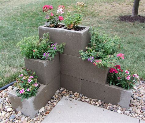 28 Practical Functional And Creative Ways To Use Cinder Blocks Cinder Block Garden Plants