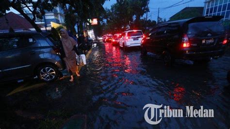 Foto Foto Sejumlah Titik Jalan Di Kota Medan Banjir Setelah Hujan Deras