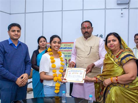 Distribution Of Scholarship Under Ladli Lakshmi Yojana District President Said Daughters Are