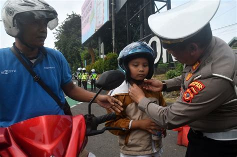 Satlantas Polresta Bogor Kota Membagikan Helm Gratis Dalam Operasi