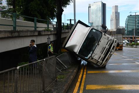 貨車紅隧口打白鴿轉翻側 壓毀路邊鐵欄 星島日報