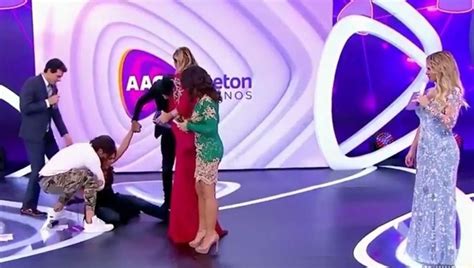 Grávida Patrícia Abravanel Cai No Palco Do Teleton