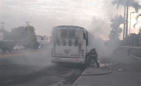 Se incendia camión de transporte de personal en Los Mochis