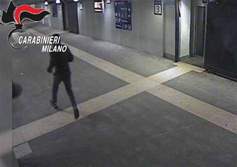 Violeta Rapina Alla Stazione Di Cesate I Carabinieri Di Rho Arrestano