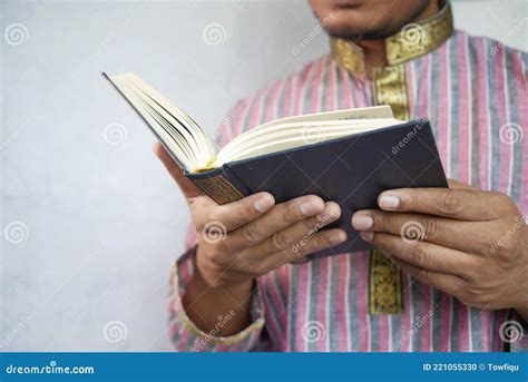 Mano Musulmana Leyendo El Libro Sagrado Quran Con Espacio De Copia Foto