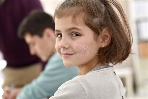 Porträt Des Lächelnden Schulmädchens Stockfoto Bild Von Brünette