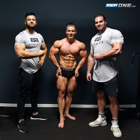 Natural Bodybuilder Beim Formcheck Rep One