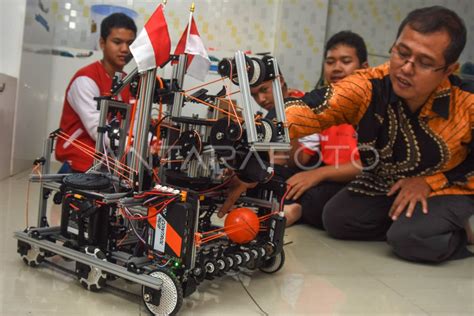 Pemenang Kompetisi Robotik Internasional Antara Foto