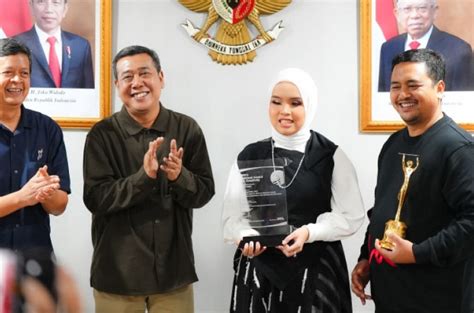 Putri Ariani Terima Penghargaan Ami Awards Inspiring Artist Merahputih