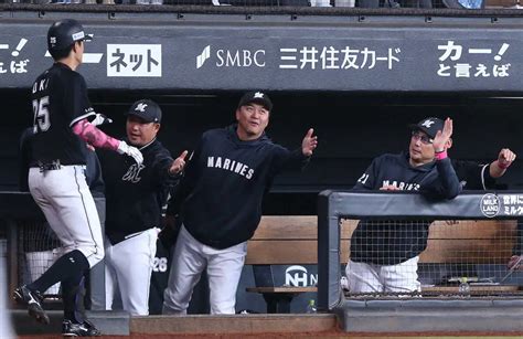 ＜日・ロ（9）＞6回、勝ち越しソロを放った岡を出迎える吉井監督（右）ら（撮影・高橋 茂夫） ― スポニチ Sponichi Annex 野球