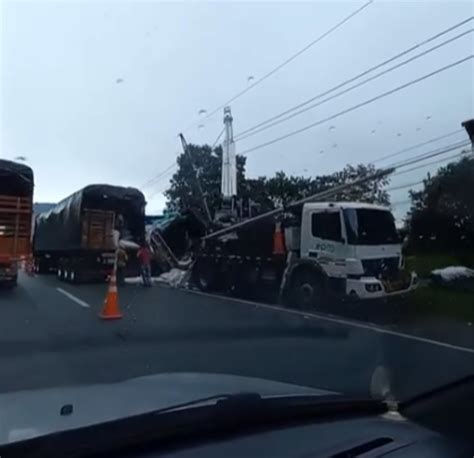 Sigue La Congestión Vehicular Por Camión Que Se Volcó En La Autopista