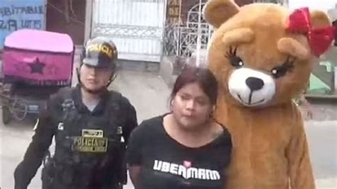 Policía de Perú se disfraza de oso para detener a narcotraficantes El