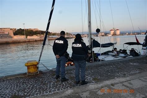 Sbarco Di Migranti Nel Crotonese Fermati Tre Presunti Scafisti