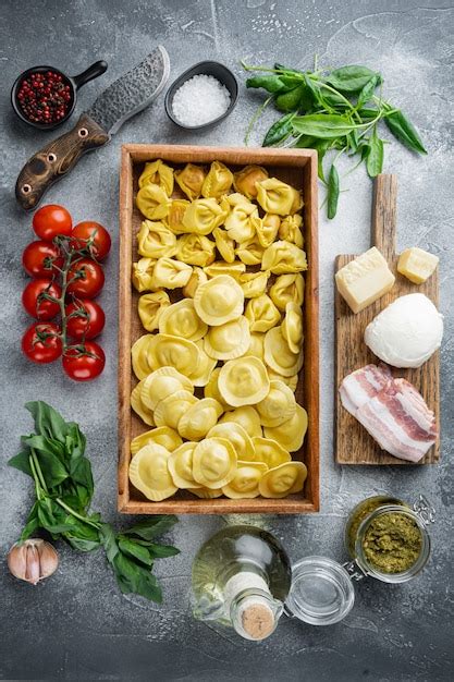 Italienische Rohe Handgemachte Ravioli Mit Frischen Zutaten Basilikum