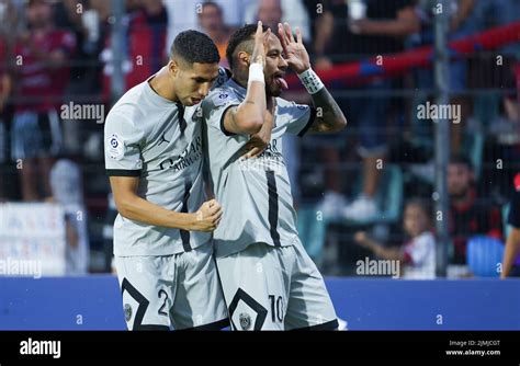 Neymar Jr du PSG célèbre son but avec Achraf Hakimi du PSG à gauche