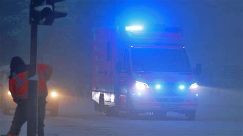 Gegen Laternenmast Geknallt Mehrere Unf Lle Wegen Schnee Und Eis In