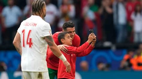 Dünya bu çocuğu konuşuyor Sahaya atlayıp Ronaldo ile selfie çekti O