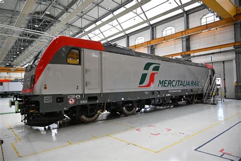 Alstom delivers Traxx DC3 electric locomotive with a last-mile feature ...