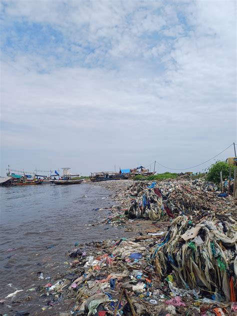 Sampah Pantai Teluk Yang Viral Dengan Slogan Pantai Terkotor Di