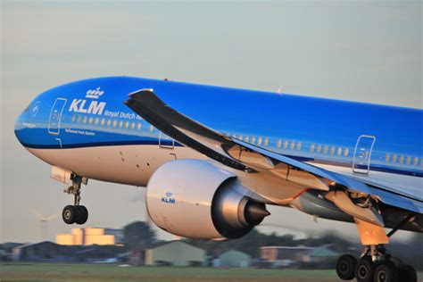 NOTÍCIAS E HISTÓRIAS SOBRE AVIAÇÃO Avião da KLM atinge balão durante o