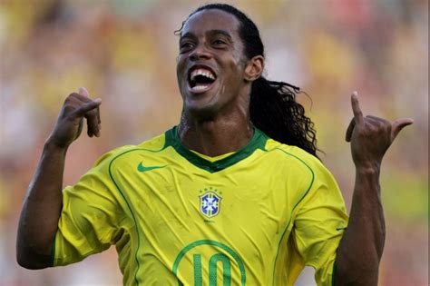 Ronaldinho la eterna sonrisa del fútbol se enamora de la música Pluma