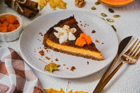 Tarta De Queso De Calabaza Casera Decorada Con Crema Batida En Placa