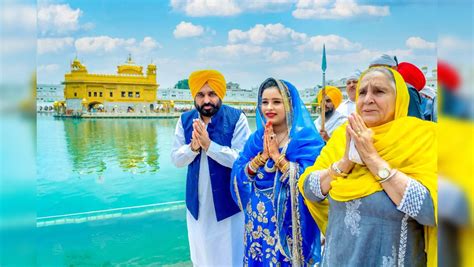 Punjab CM Bhagwant Mann Wife Gurpreet Kaur Offer Prayers At Golden